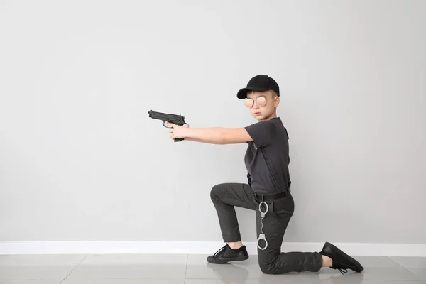 Leuke Kleine Politieagent Buurt Van Lichte Muur — Stockfoto