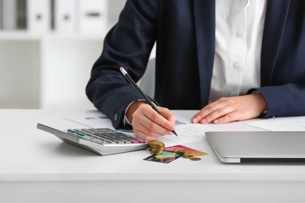 Direttore Banca Che Lavora Ufficio Primo Piano — Foto Stock