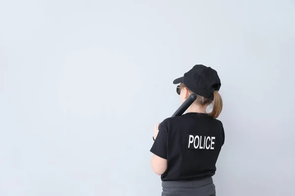 Χαριτωμένο Μικρό Αστυνομικό Στο Φως Φόντο — Φωτογραφία Αρχείου