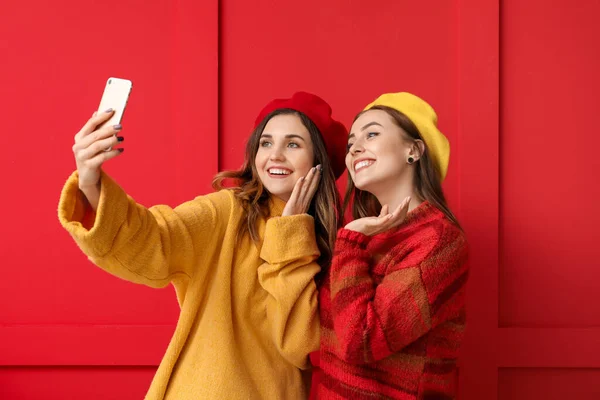Young Women Warm Sweaters Taking Selfie Color Background — Stock Photo, Image
