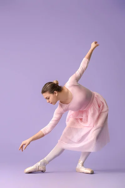 Hermosa Bailarina Joven Sobre Fondo Color — Foto de Stock