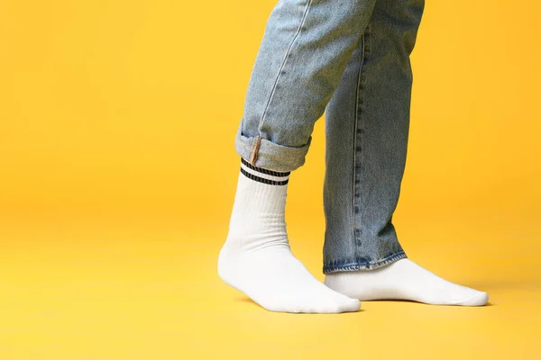 Patas Masculinas Calcetines Jeans Sobre Fondo Color —  Fotos de Stock