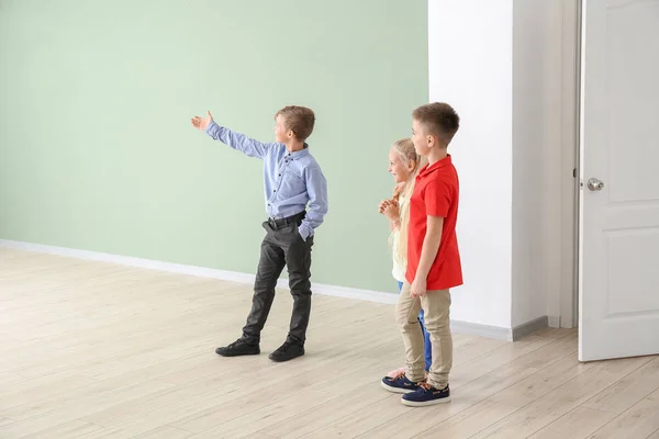 Little Real Estate Agent Showing Clients New House — Stock Photo, Image