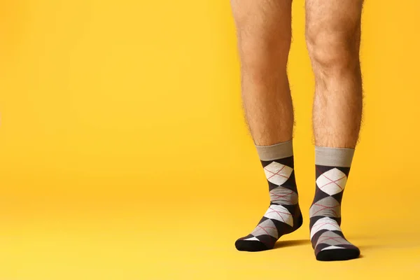 Mężczyzna Nogi Skarpetki Kolorowe Tło — Zdjęcie stockowe