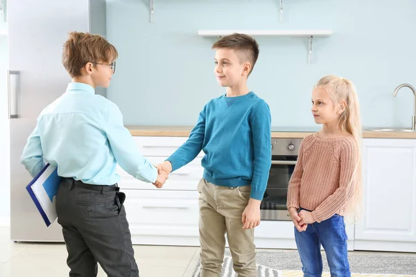 Liten Fastighetsmäklare Med Kunder Som Skakar Hand Inomhus — Stockfoto