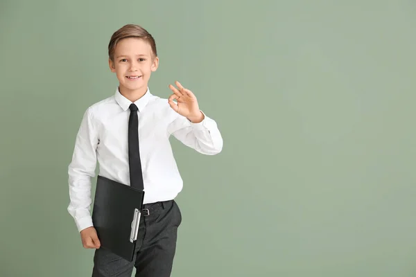 Retrato Poco Agente Bienes Raíces Que Muestra Gesto Fondo Color — Foto de Stock