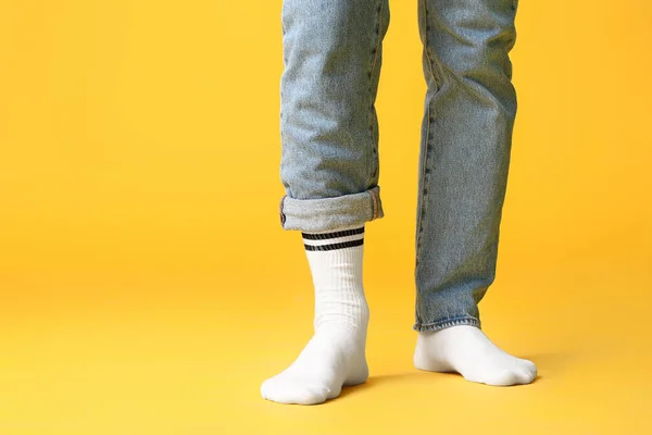 Patas Masculinas Calcetines Jeans Sobre Fondo Color —  Fotos de Stock