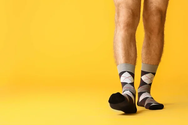 色系背景的袜子男腿 — 图库照片