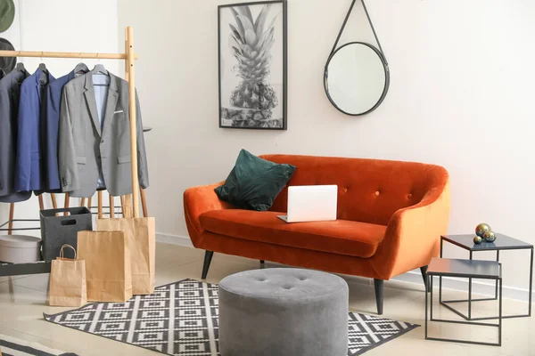 Interior Dari Ruang Ganti Modern Dengan Pakaian Laki Laki Stylish — Stok Foto