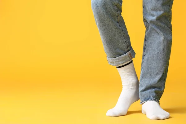 Patas Masculinas Calcetines Jeans Sobre Fondo Color — Foto de Stock