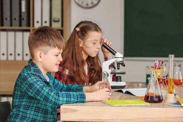 教室での化学の授業でかわいい子供たち — ストック写真