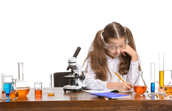 可愛いです女の子勉強化学でテーブルに白の背景 — ストック写真