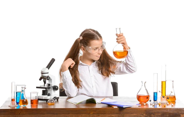 可愛いです女の子勉強化学でテーブルに白の背景 — ストック写真