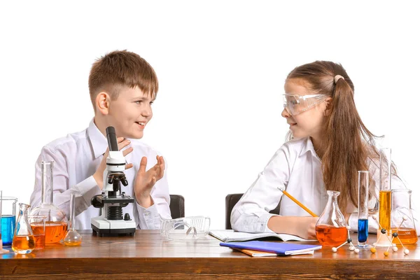 Leuke Kleine Kinderen Die Scheikunde Studeren Aan Tafel Tegen Witte — Stockfoto