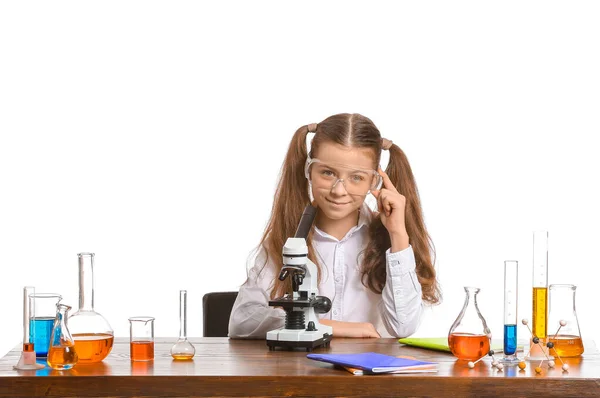Schattig Klein Meisje Studeren Chemie Aan Tafel Tegen Witte Achtergrond — Stockfoto