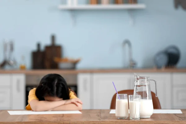 可爱的亚洲女孩在家喝牛奶 — 图库照片
