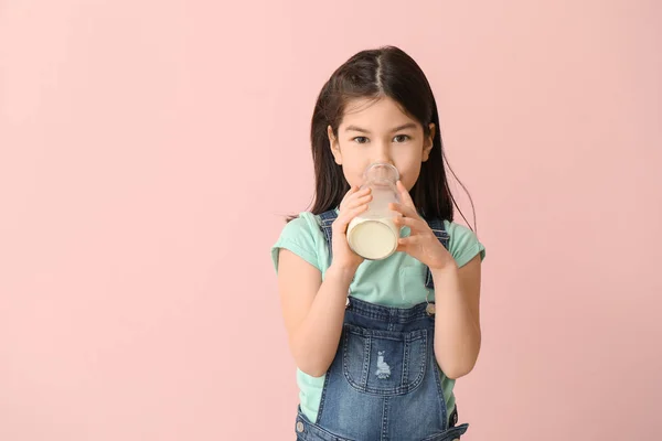 Χαριτωμένο Κορίτσι Της Ασίας Γάλα Στο Φόντο Χρώμα — Φωτογραφία Αρχείου