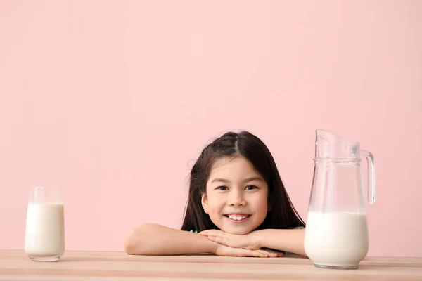 Słodkie Azji Dziewczyna Mleka Tle Kolor — Zdjęcie stockowe