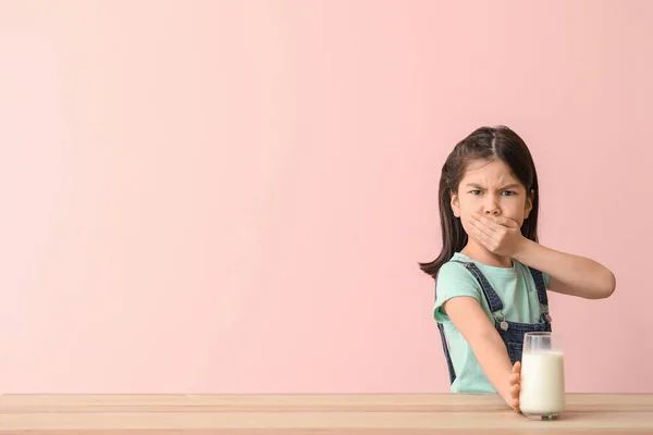 Słodkie Azji Dziewczyna Alergii Mlecznych Tle Koloru — Zdjęcie stockowe