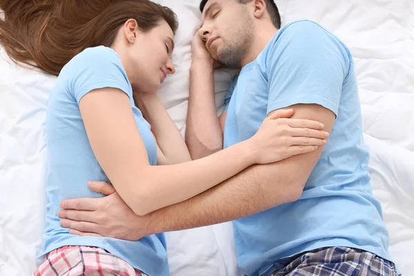 Junges Paar Schläft Bett — Stockfoto