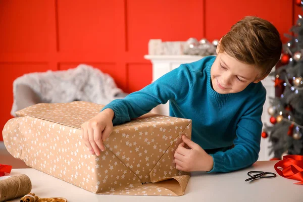 Petit Garçon Enveloppant Cadeau Noël Maison — Photo