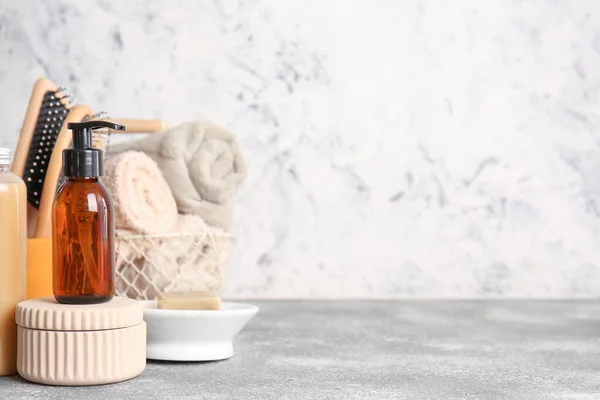 Shampoo Towels Brushes Table — Stock Photo, Image