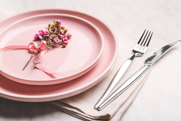 Bella Tavola Apparecchiata Con Decorazioni Floreali — Foto Stock