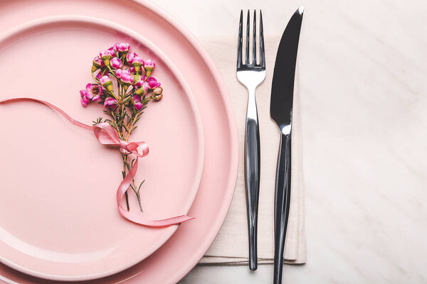 Красивая сервировка стола с цветочным декором