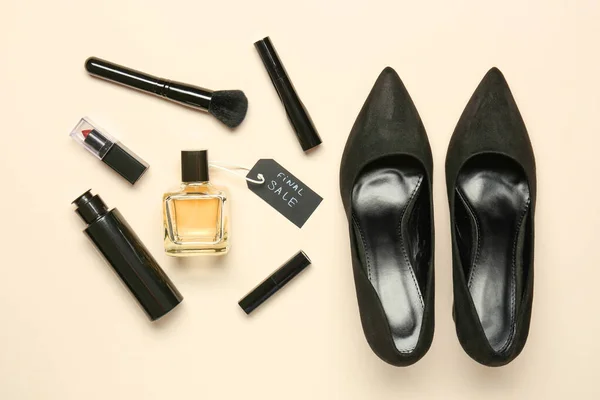 Μπουκαλάκι Άρωμα Καλλυντικά Μακιγιάζ Και Γυναικεία Παπούτσια Ανοιχτό Φόντο — Φωτογραφία Αρχείου