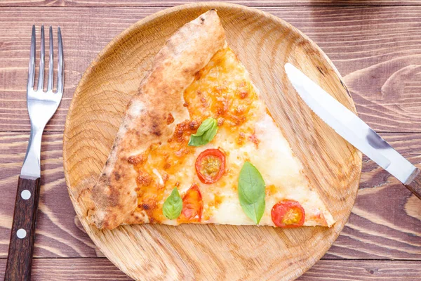 Placa Con Rebanada Deliciosa Pizza Margherita Mesa — Foto de Stock