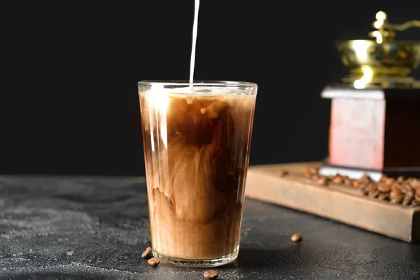Gieten Van Melk Koude Koffie Glas Tafel — Stockfoto