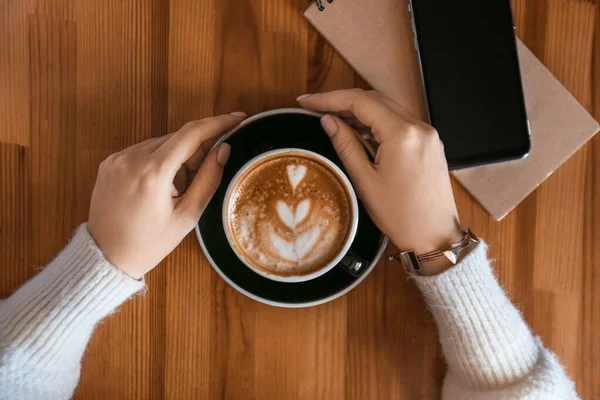 Mujer Bebiendo Sabroso Capuchino Mesa Madera — Foto de Stock