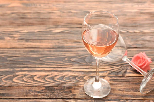 Wineglasses Rose Wooden Table — Stock Photo, Image