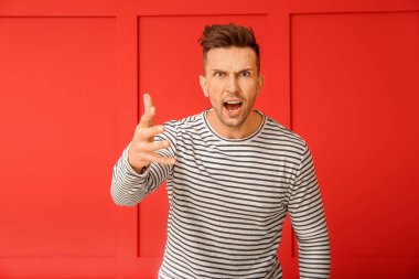 Renkli arka planda kızgın adam