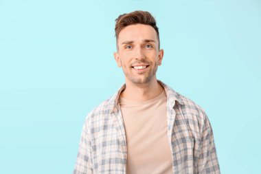 Renkli arka planda mutlu adam