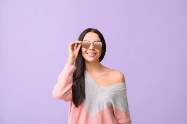 Renkli güneş gözlüklü genç bayan.