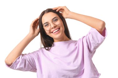 Beyaz arka planda şık gözlükleri olan genç bir kadın.