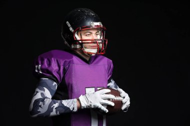 Koyu Arkaplanda Amerikan Futbolcusu