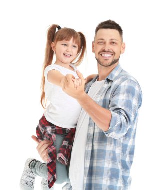 Babası ve küçük kızı beyaz arka planda dans ediyorlar.