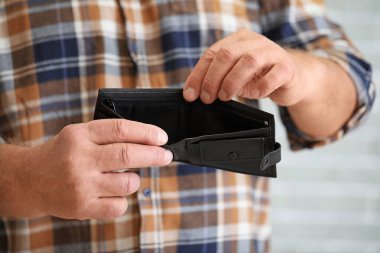 Boş çantalı son sınıf öğrencisi, yakın plan.