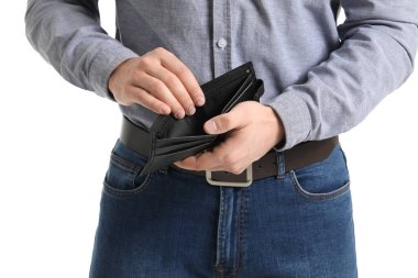 Beyaz arka planda boş çantalı adam, yakın plan.