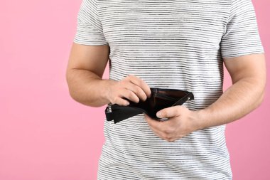 Renkli arka planda boş çantalı adam, yakın plan