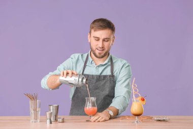Erkek barmen renk arkaplanına karşı kokteyl yapıyor