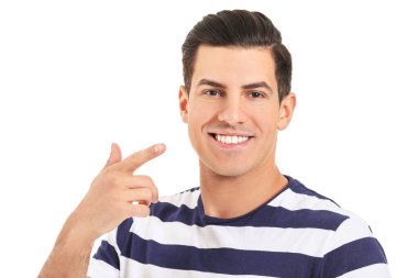 Beyaz arka plan sağlıklı dişlere sahip genç adam