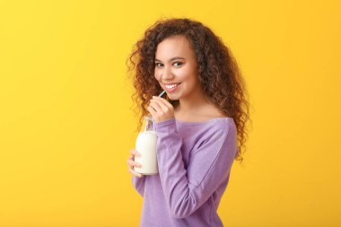 Renkli sütü olan genç bir Afro-Amerikalı kadın.