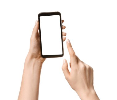 Beyaz arka plan üstünde hareket eden telefon ile eller
