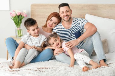 Mutlu aile yatak odasında.
