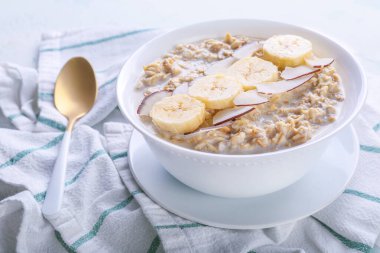 Masada lezzetli yulaf ezmesi ile kase