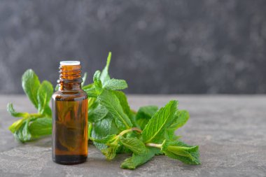 Masada bir şişe nane yağı var.