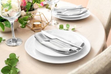 Şenlikli akşam yemeği için güzel bir masa.